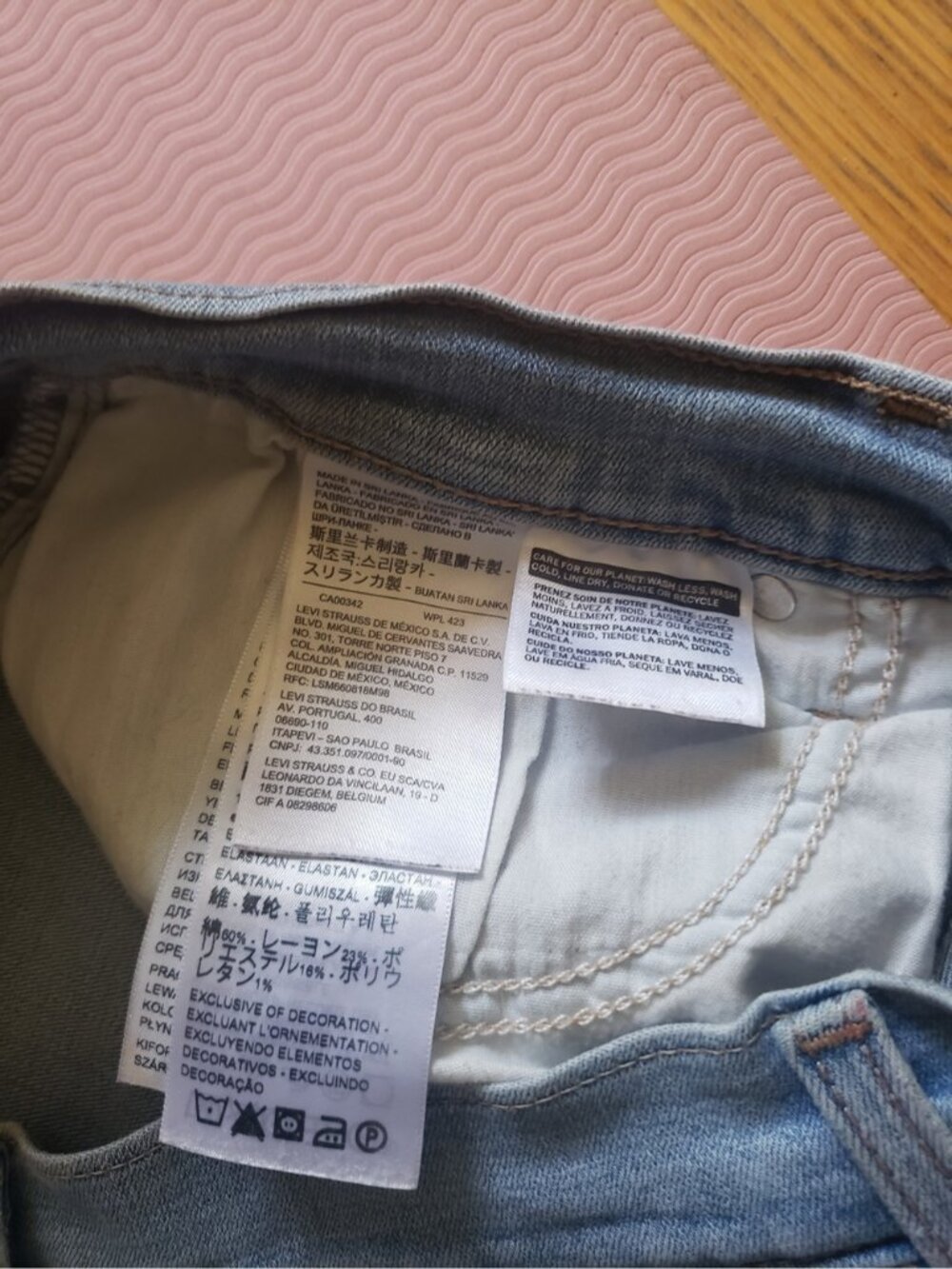 Levi's Women's Mid-Length Denim Shorts Light Wash Size 30 Classic Casual Summer - Picture 9 of 16